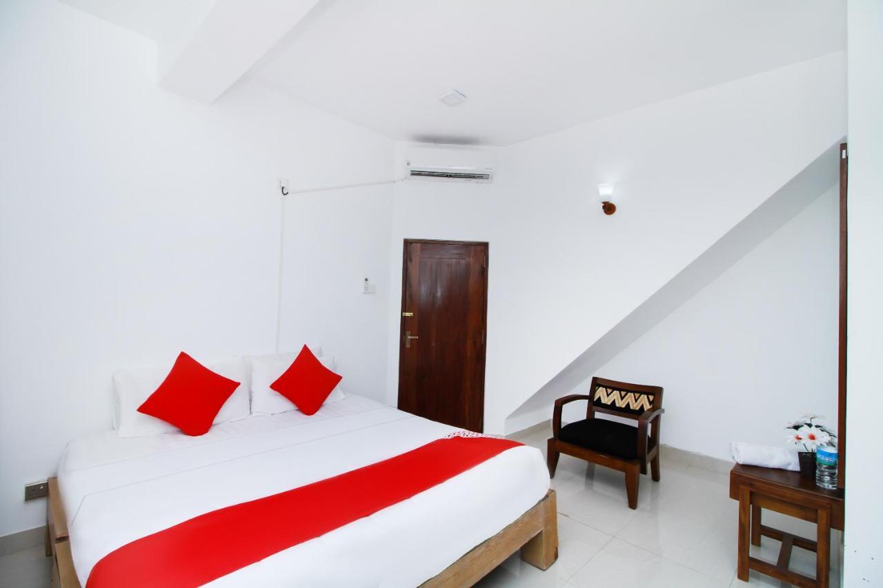 Hotel By The C Uswetakeiyawa Buitenkant foto